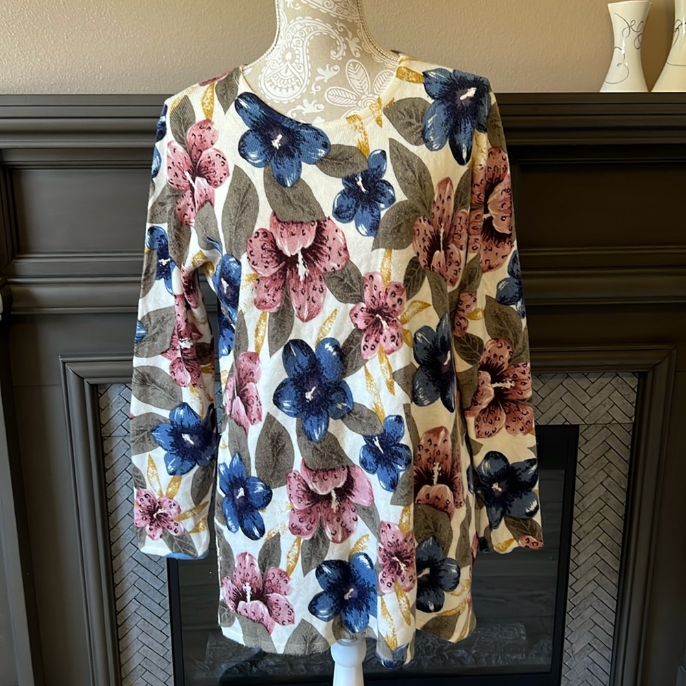 • in knit acrylic floral sweater top, L •